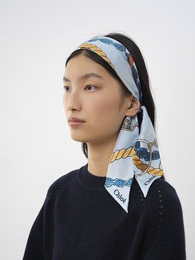 Bandeau scarf in silk Chloé signature print on organic silk
Silky Blue Top view of the product