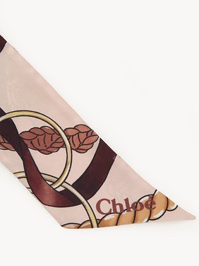 Bandeau scarf in silk Chloé signature print on organic silk
Smoky Rose Product detail