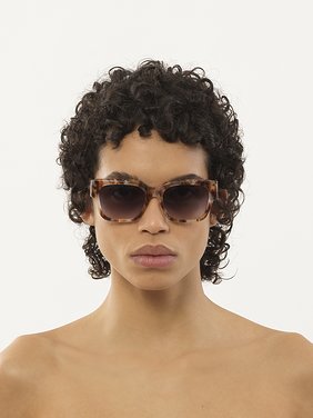 Gayia sunglasses Spotted Brown/Rose Havana recycled acetate & bio-based nylon
Gradient blue lenses Front view of the product being worn