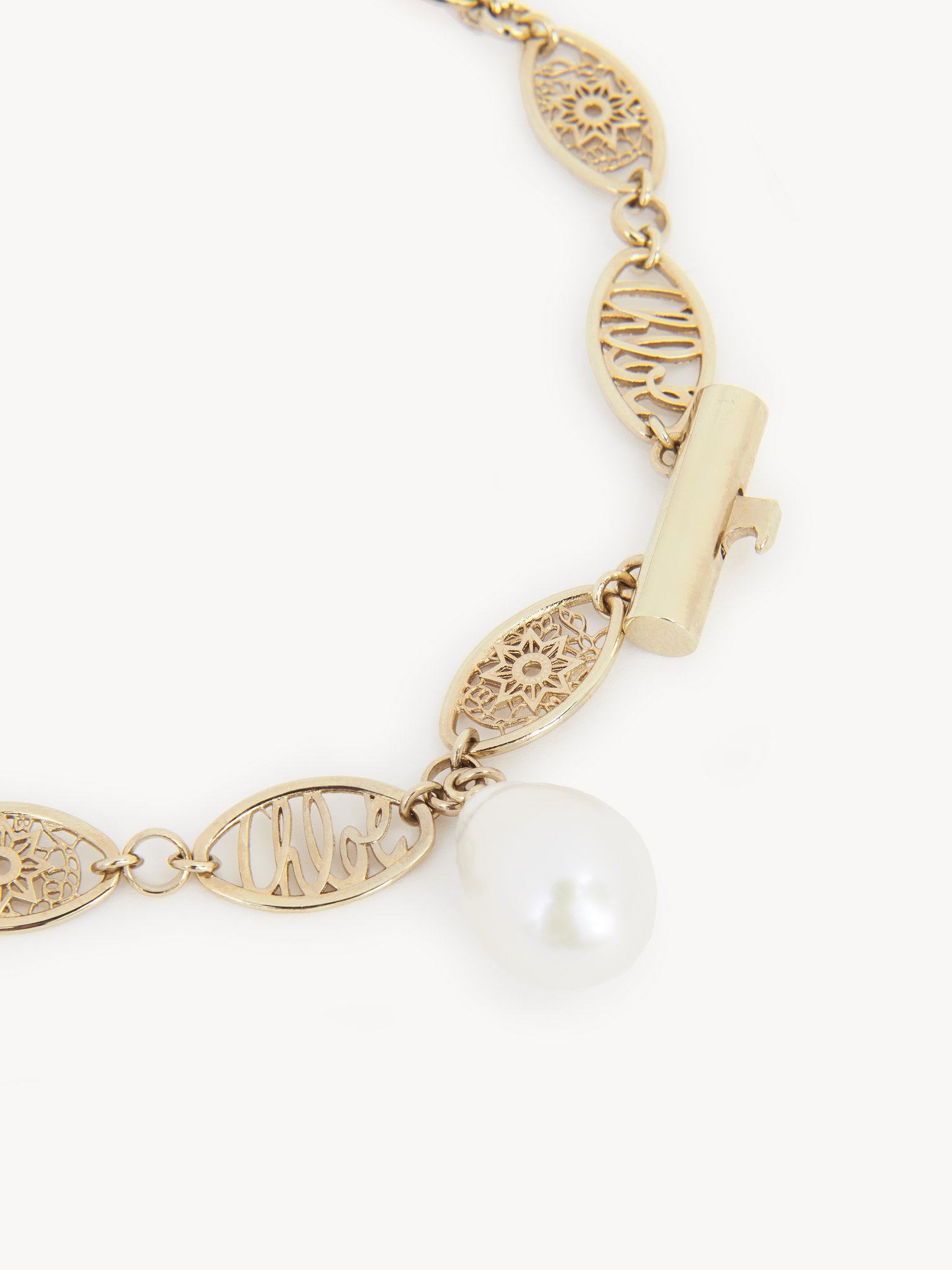 Darcey lace bracelet Brass & cultured freshwater pearl
Gold Product detail