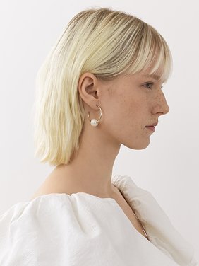 Darcey hoop earrings Brass & cultured freshwater pearls
Pearl Product detail