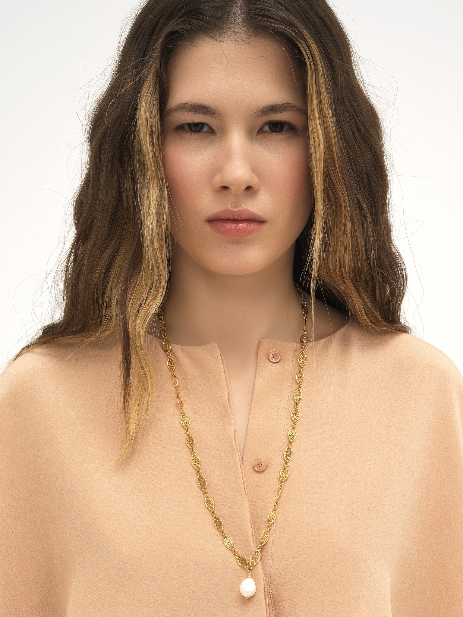 Darcey lace necklace Brass & cultured freshwater pearl
Gold Product detail