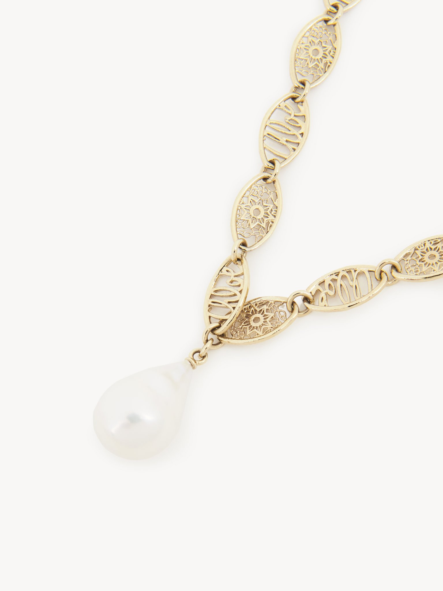 Darcey lace necklace Brass & cultured freshwater pearl
Gold Back view of the product