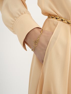 The Chloé Iconic bracelet Brass
Vintage Gold Back view of the product