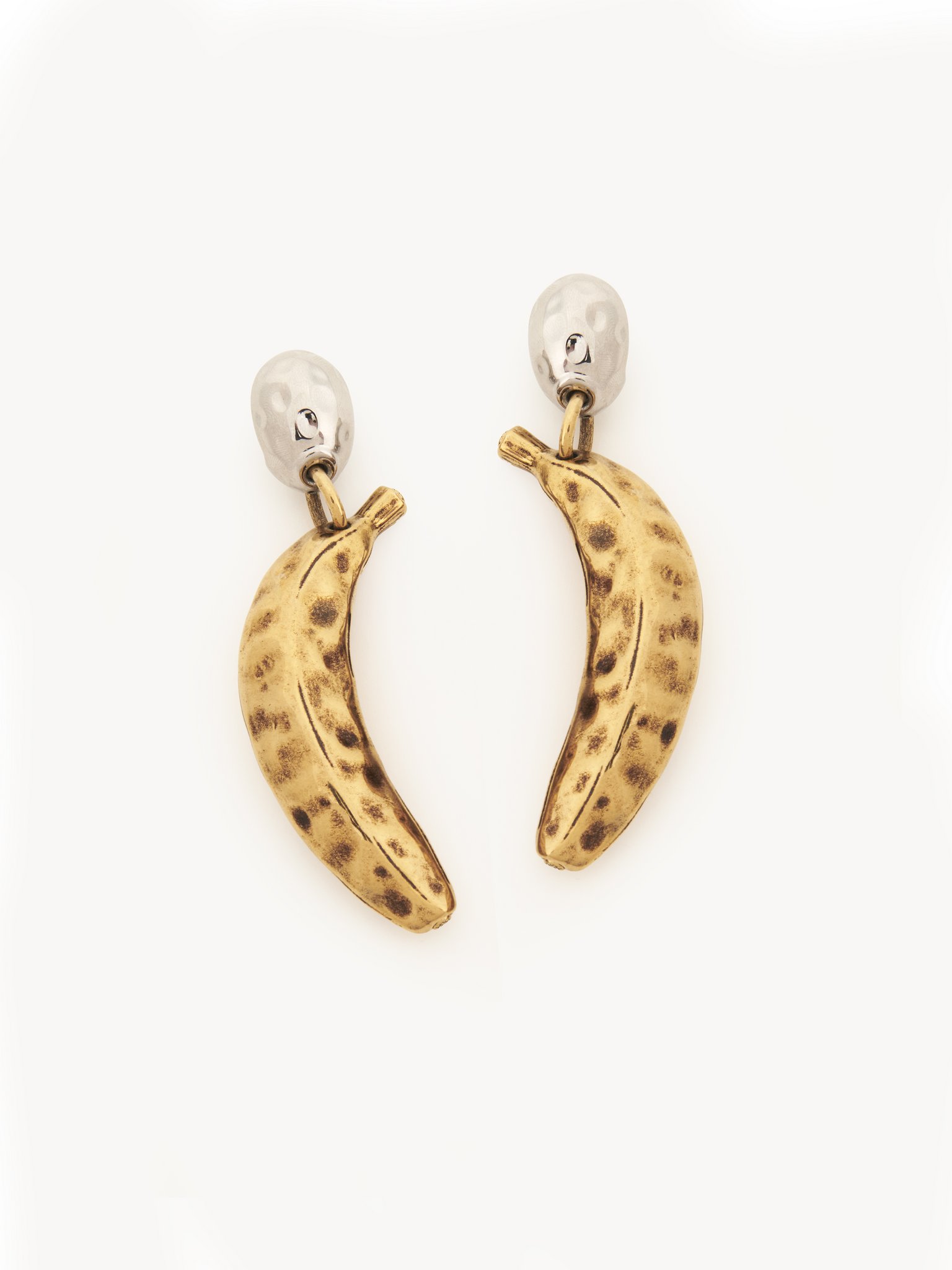 The Chloé Bananas earrings Brass
Vintage Gold