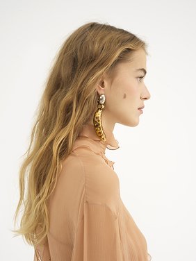 The Chloé Bananas earrings Brass
Vintage Gold 