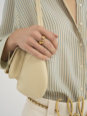 The Chloé Bananas ring Brass
Vintage Gold Back view of the product