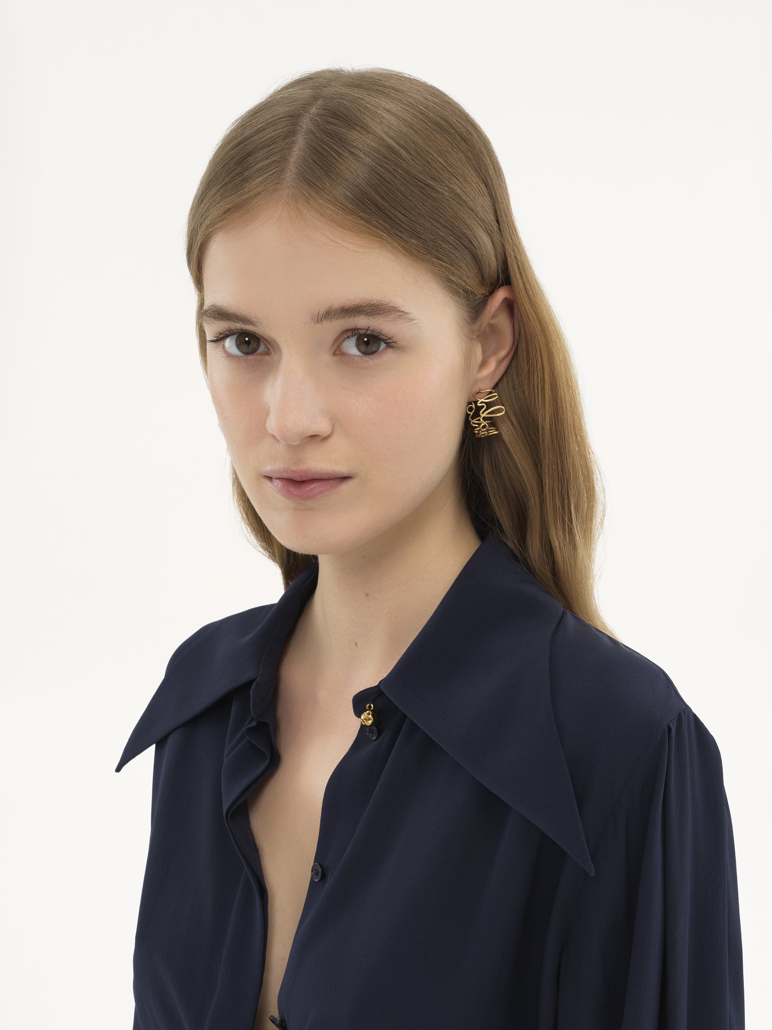 The Chloé Iconic hoop earrings Brass
Vintage Gold Back view of the product