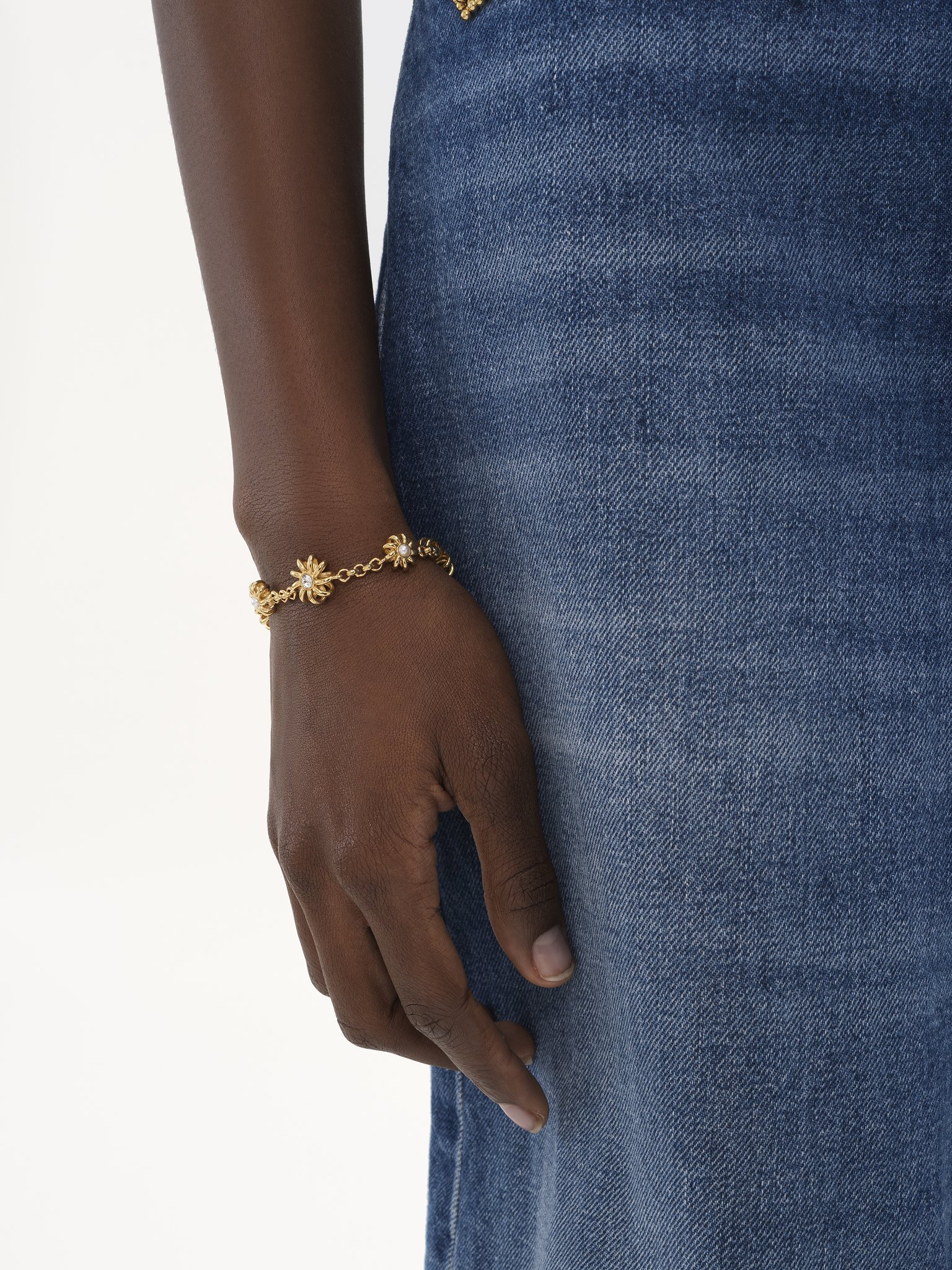 The Chloé Mechanical Flowers bracelet Brass & crystal glass
Vintage Gold Back view of the product