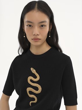 The Chloé Snake earrings Brass & synthetic pearls
Vintage Gold Back view of the product