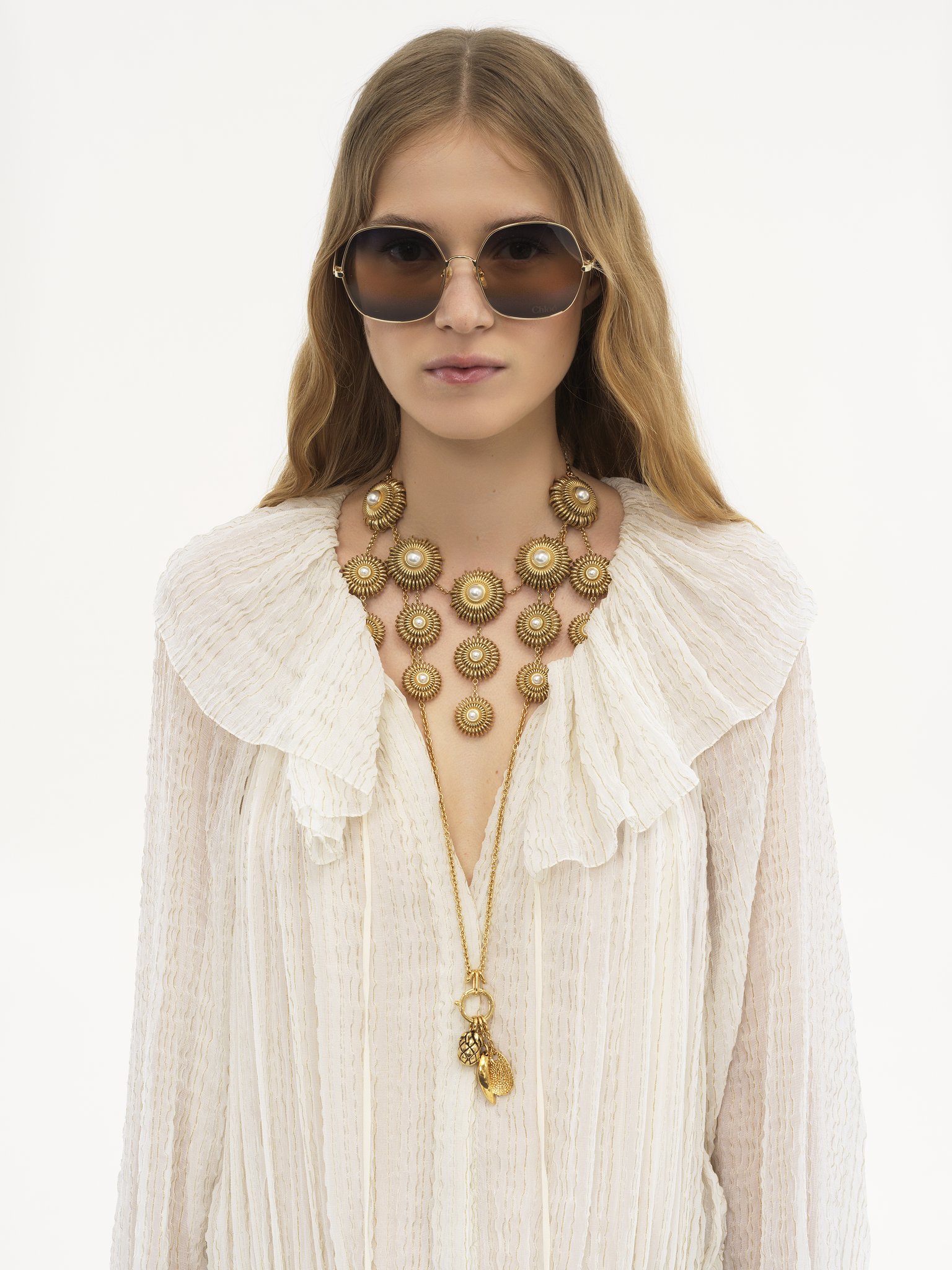 The Chloé Mechanical Flowers necklace Brass, synthetic pearls & crystal glass
Vintage Gold Back view of the product