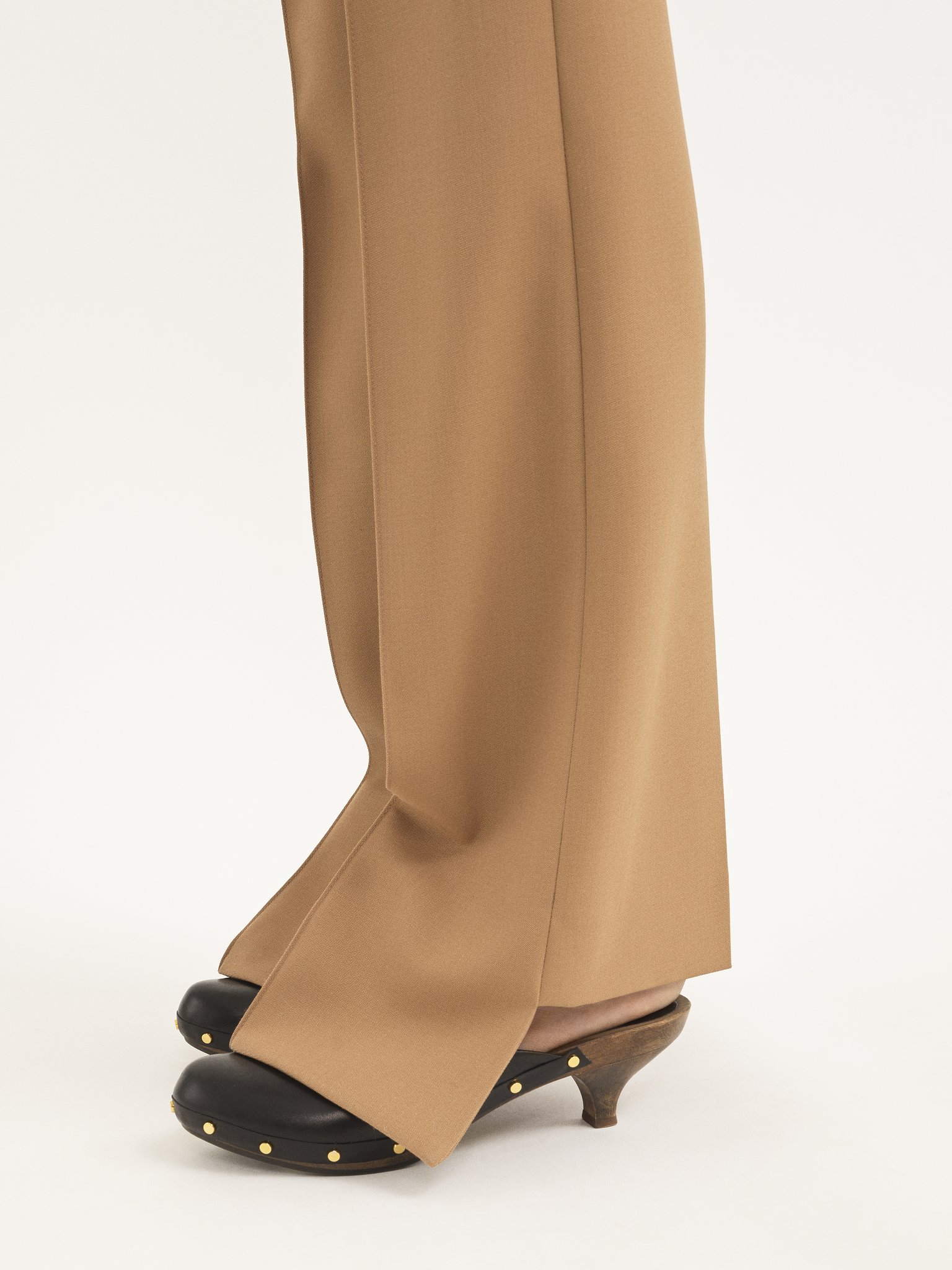 Broken-heel slim pants in wool grain de poudre Lower-impact wool grain de poudre
Coconut Brown 