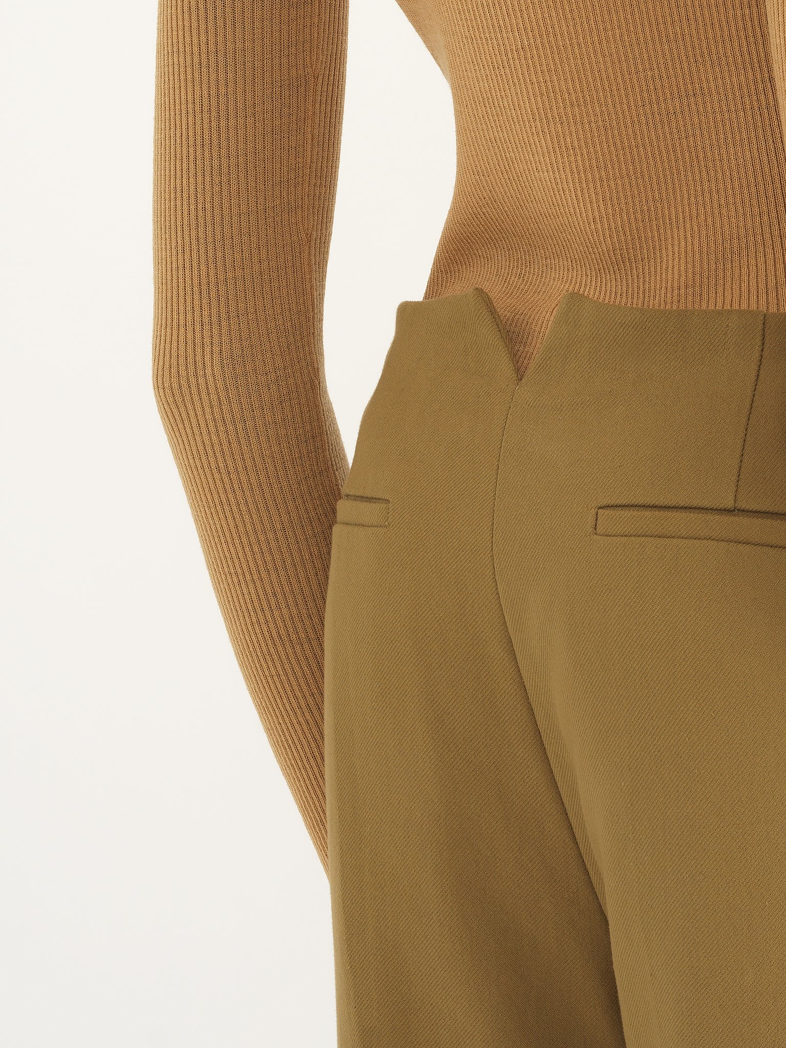 Flare pants in cotton drill Organic cotton drill
Harvest Gold Front view of the product being worn