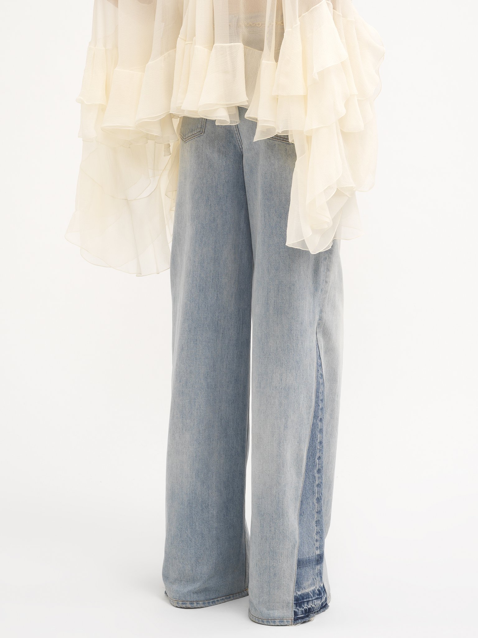 Wide-leg jeans in denim Organic cotton light bleached denim
Graceful Blue Top view of the product