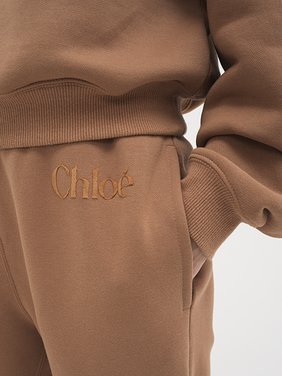 Generous jogging trousers in cotton fleece Matte velvet signature cotton fleece
Blush Nude Front view of the product being worn