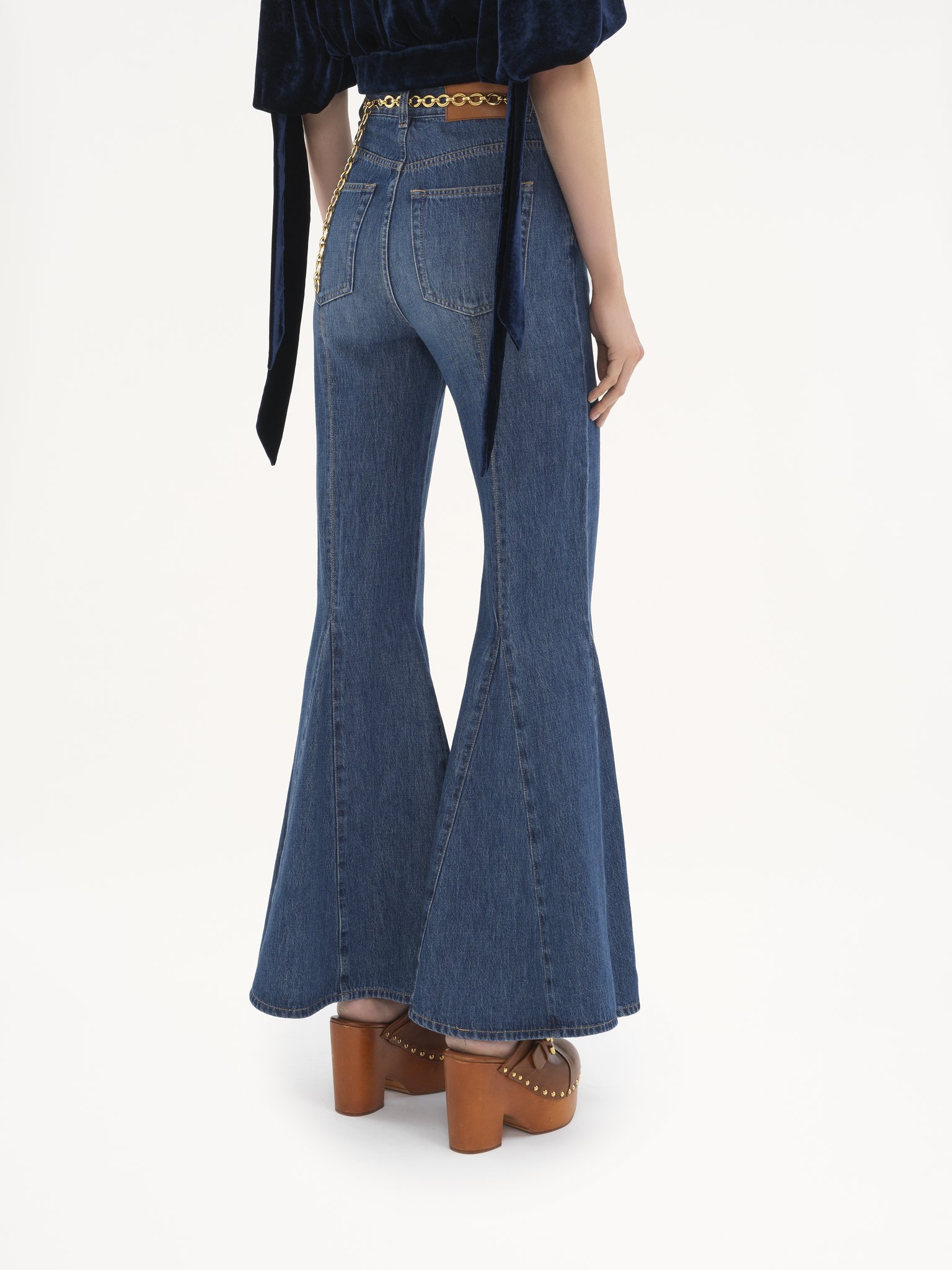 Fluid flare jeans in denim Lightweight indigo denim
Night Blue Top view of the product