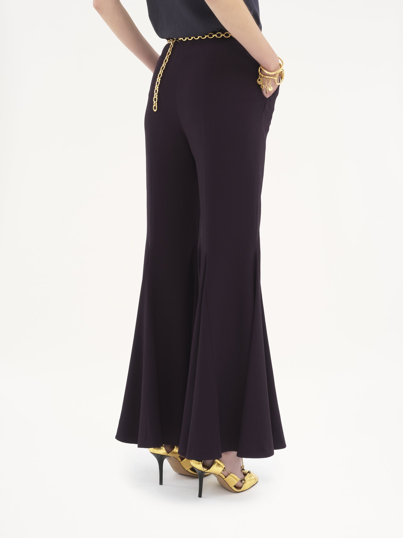 Cropped bootcut pants in crêpe satin Washed crêpe satin
Deep Purple Top view of the product