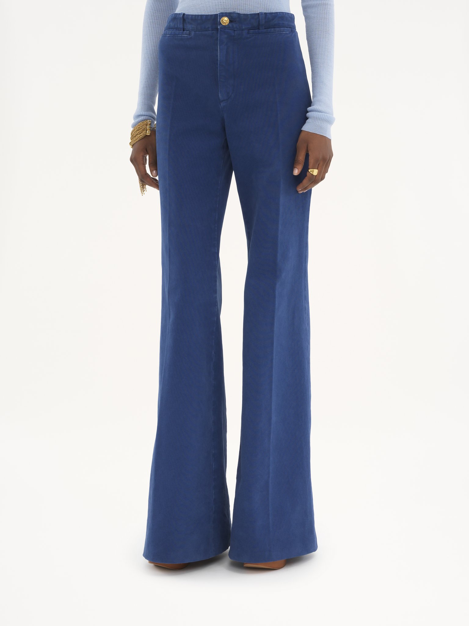 Flared tailored trousers in cotton canvas Garment-dyed organic cotton canvas
Deep Blue Product detail